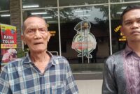 Poto: Muhammad Rafiq Hasibuan didampingi kuasa hukumnya Rudi Hasibuan SH memberikan keterangan kepada wartawan usai membuat laporan di SPKT Poldasu, Jumat (18/10).