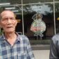 Poto: Muhammad Rafiq Hasibuan didampingi kuasa hukumnya Rudi Hasibuan SH memberikan keterangan kepada wartawan usai membuat laporan di SPKT Poldasu, Jumat (18/10).